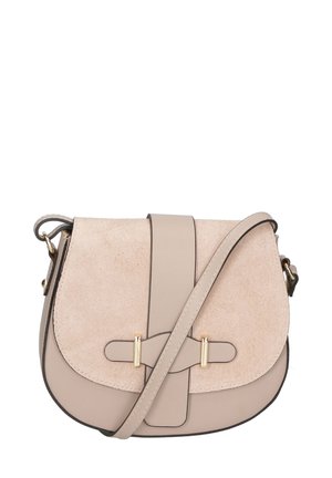 Beige Leder-Schultertasche mit einem Wildlederdeckel, goldfarbenen Beschlägen, geschwungener Silhouette und einem Umhängegurt. Auffälliges Verschlussdetail an der Vorderseite.
