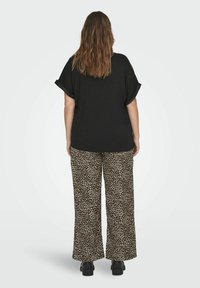 ONLY Carmakoma CARBRYNJA - Pamata T-krekls - black