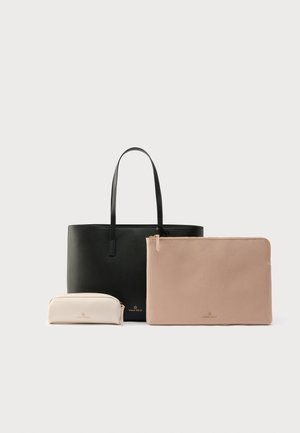 Drie tassen: een zwarte draagtas met stevige handvatten, een beige etui en een roze laptopsleeve, allemaal met gouden logo's. Soepele, matte texturen.