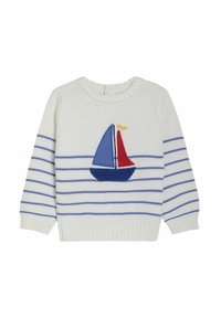 Pulover alb tricotat cu dungi orizontale albastre și marine, design cu o barcă cu pânză albastră și roșie și decolteu rotund.