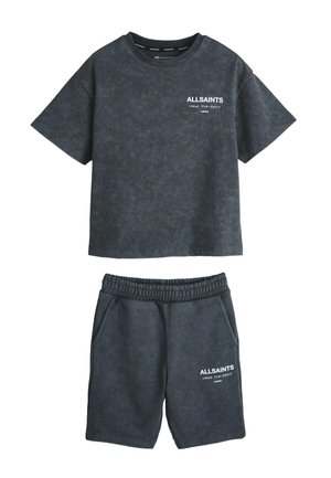 Tumehall lühikeste varrukatega T-särk ja elastse vöökohaga lühikesed püksid, millel on ühel ja teisel valge "ALLSAINTS London" tekst ning Jaapani märgid.