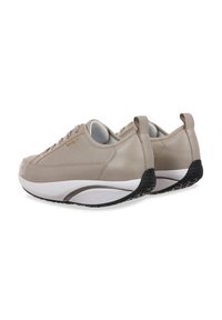 Zapatillas deportivas de color beige claro con parte superior de cuero liso, forro textil gris y suela de goma blanca y negra con un dibujo en la banda de rodadura.