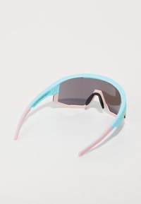 Sportsonnenbrille mit einem hellblauen Rahmen und pinken Bügeln. Mit dunkel getönten Gläsern und einem Wraparound-Design für besseren Schutz.