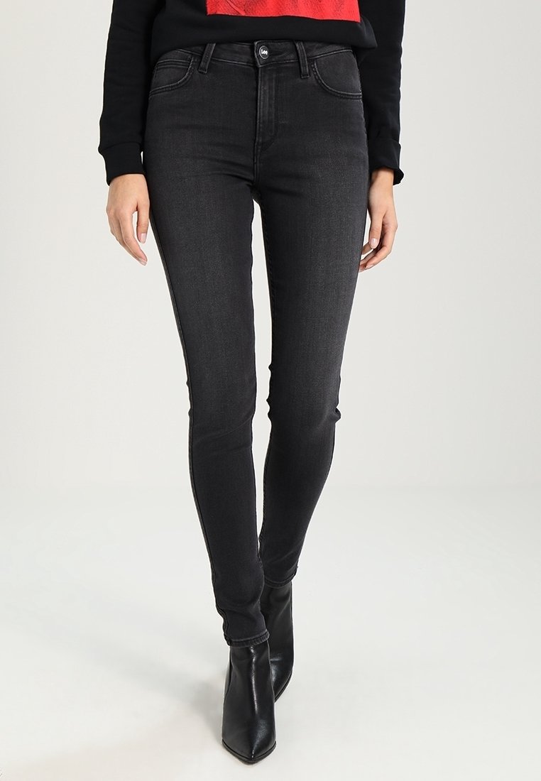 Jeans ajustados de un gris oscuro, hechos de denim con una textura suave, que cuentan con un diseño clásico de cinco bolsillos y un cierre de botón en la cintura.