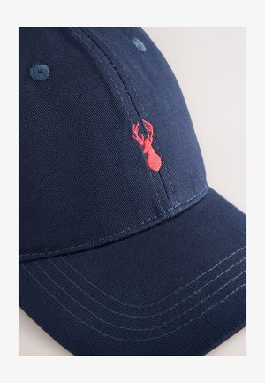Casquette de baseball bleu marine avec motif brodé d'un homard rouge. Elle présente un tissu texturé, une visière courbée et des coutures contrastantes.