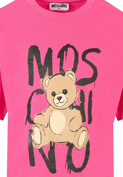T-shirt di cotone rosa con un orsetto cartoon al centro e "Moschino" in grassetto nero sullo sfondo. Maniche corte e collo rotondo.