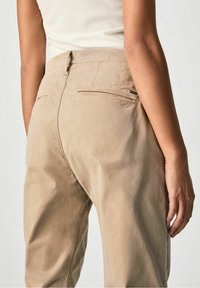 Pepe Jeans Chino kalhoty - beige
