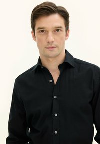 Oscar Jacobson REG FIT CUT AWAY BRUSHED - Camicia - black