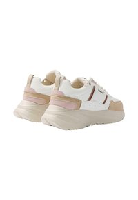 Witte sneakers met roze en beige accenten, gemaakt van leer en stof, met een chunky zool, gepolsterde schacht en decoratieve stiksels.