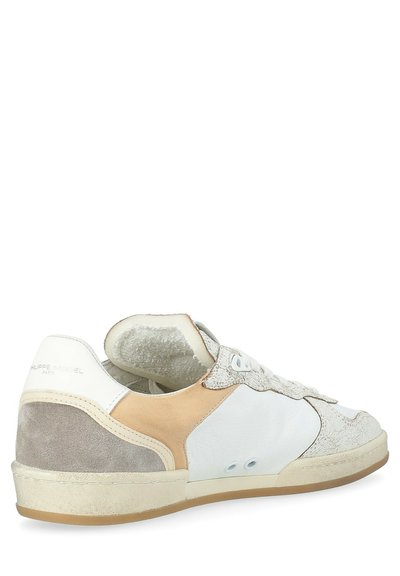 Sneaker con una combinazione di pelle bianca, suede beige e grigio chiaro. Pannello testurizzato sulla punta, design con lacci e suola in gomma leggera.