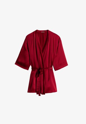 Roter Satin-Robenmantel mit kurzen, weiten Ärmeln, V-Ausschnitt und passendem Bindegürtel. Glatte Textur in einer einheitlichen Farbe, ohne Muster.
