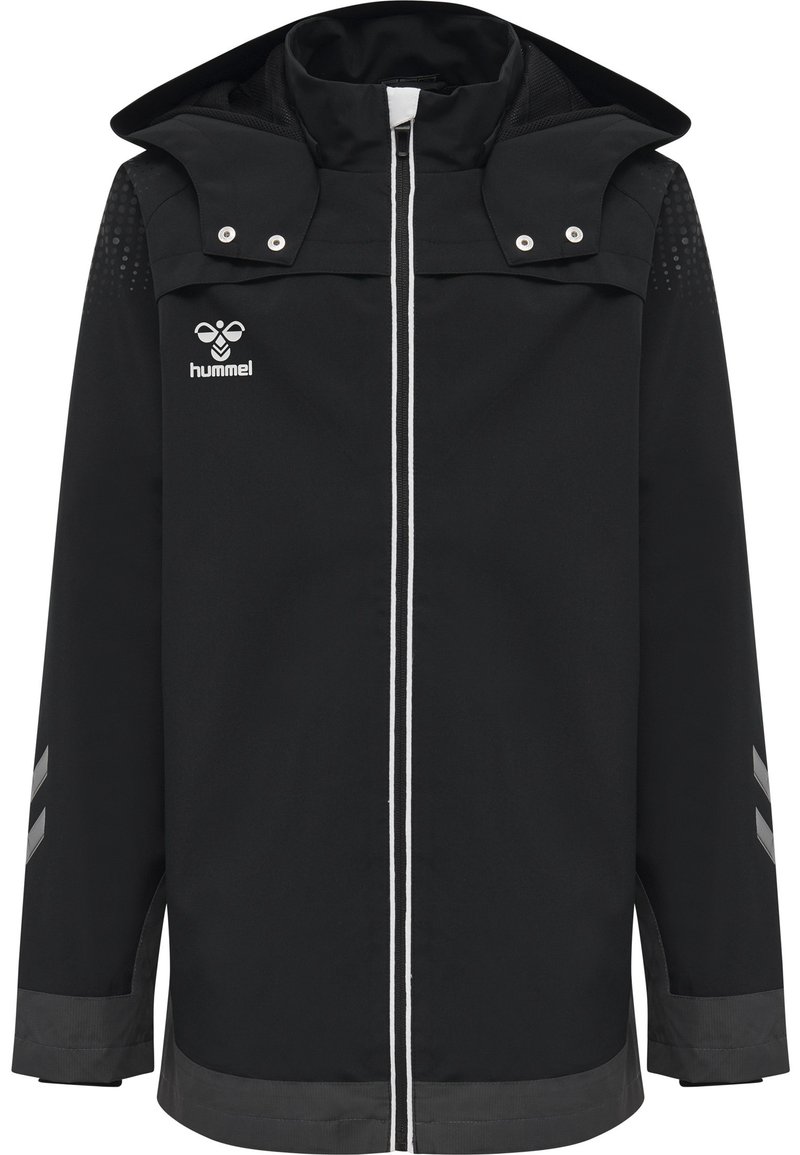 Veste noire imperméable avec capuche, dotée d'une fermeture éclair à l'avant, d'accents blancs et de rayures argentées sur les manches. Fabriquée en tissu durable.
