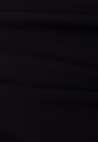 Tessuto nero con una texture liscia, caratterizzato da pieghe sottili e leggere grinze. Il materiale appare leggero e flessibile.