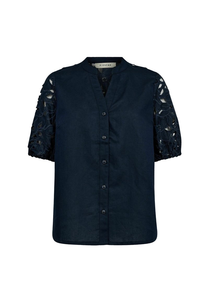 Blusa a maniche corte blu navy con scollatura a V, caratterizzata da pannelli in pizzo ricamato sulle maniche e chiusura con bottoni frontale. Texture del tessuto morbida.