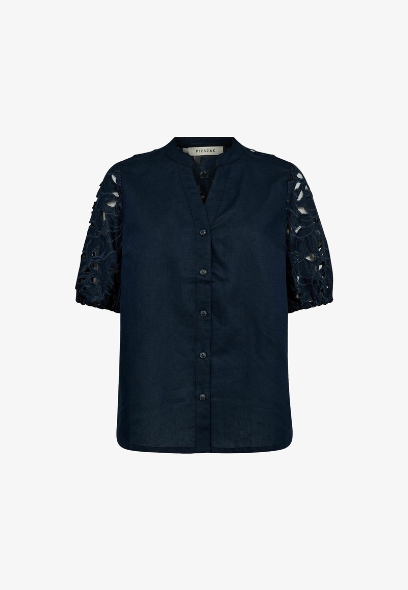 Blusa a maniche corte blu navy con scollatura a V, caratterizzata da pannelli in pizzo ricamato sulle maniche e chiusura con bottoni frontale. Texture del tessuto morbida.