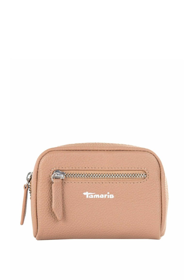 Portafoglio in pelle beige con finitura texture, dotato di una tasca frontale con zip e accessori in argento. Logo "Tamaris" in bianco.