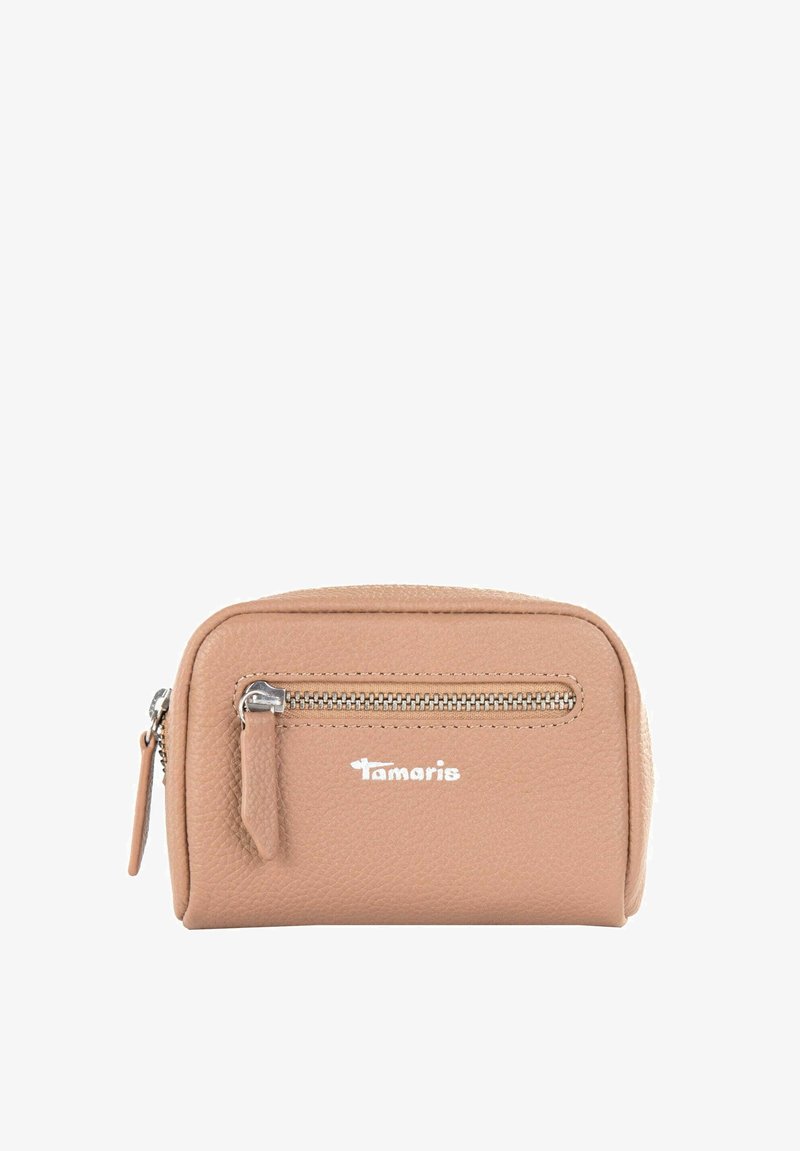Portafoglio in pelle beige con finitura texture, dotato di una tasca frontale con zip e accessori in argento. Logo "Tamaris" in bianco.