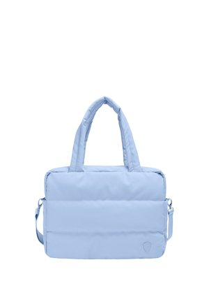 Lichtblauwe gewatteerde laptoptas met dubbele handvatten en een afneembare schouderriem, met een klein embleem in de onderste hoek.