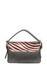 Sac à main en cuir noir avec un panneau en fourrure à rayures roses et noires, doté d'une anse supérieure et d'accents en matériel doré.