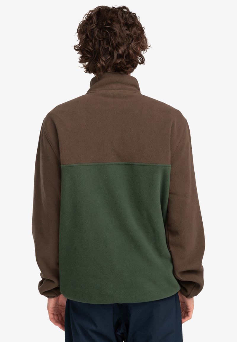 Pull en polaire avec une partie supérieure marron et une partie inférieure verte, doté d'un col montant et d'un tissu texturé. Design minimaliste.