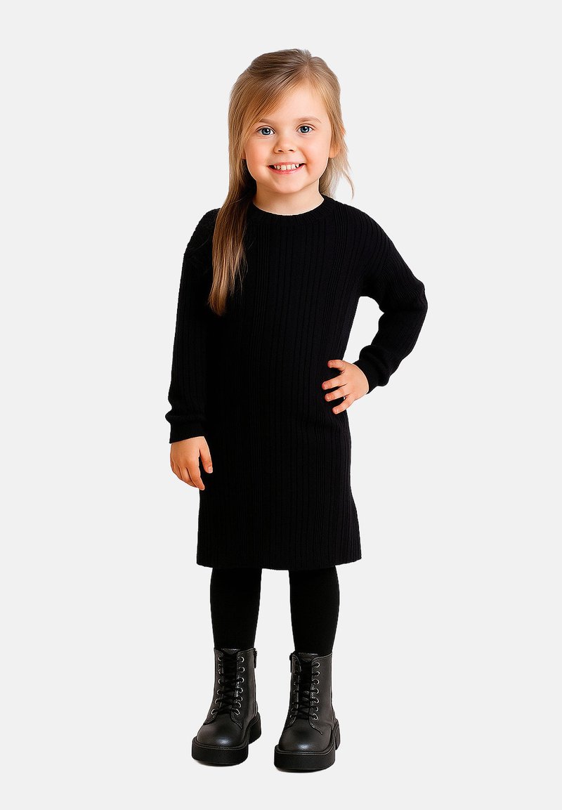 Schwarzes, geripptes Strickkleid mit langen Ärmeln, kombiniert mit schwarzen Leggings und klobigen schwarzen Stiefeletten. Einfaches Design, figurschmeichelnde Passform und strukturierter Stoff.
