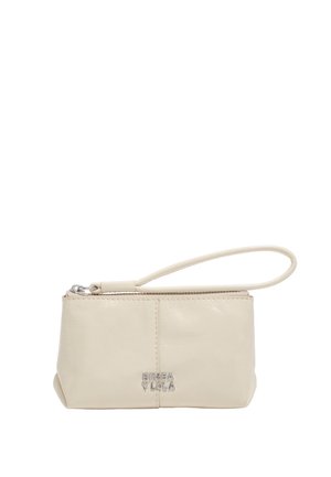 Pequeño bolso de mano beige con cierre de cremallera y logo plateado "BIMBA Y LOLA" en el frente.