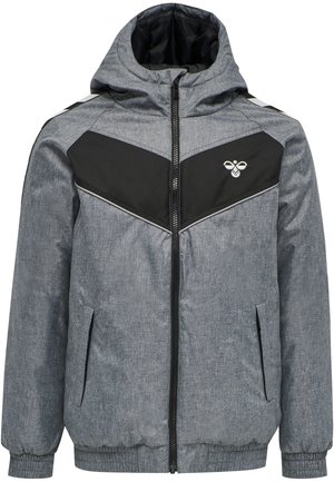 Veste d’hiver grise à capuche avec panneau noir sur la poitrine, fermeture éclair frontale, poches latérales, poignets élastiques et petit logo abeille blanc sur la poitrine.