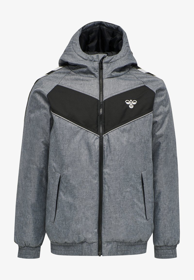 Veste d’hiver grise à capuche avec panneau noir sur la poitrine, fermeture éclair frontale, poches latérales, poignets élastiques et petit logo abeille blanc sur la poitrine.