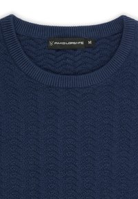 Granatowy sweter dzianinowy z fakturowanym wzorem fal, prążkowanym dekoltem i metką marki. Rozmiar oznaczony jako M.