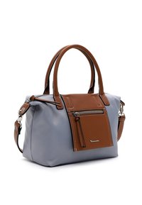 Sac à main gris avec poignées en cuir marron, poche avant et bandoulière détachable, avec fermeture éclair argentée et logo métallique de la marque.