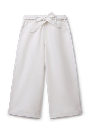 Białe spodnie o szerokich nogawkach wykonane z miękkiego materiału, z paskiem w talii, dwoma bocznymi kieszeniami oraz gładrym wykończeniem bez widocznych wzorów.
