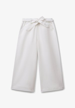 Weiße Hosen mit weitem Bein aus weichem Stoff, mit einem taillierten Gürtel, zwei seitlichen Taschen und einem sauberen Saum ohne sichtbare Muster.