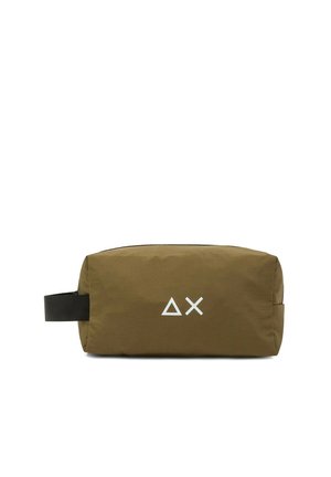 Borsetta portaoggetti rettangolare verde oliva con manico laterale nero e simboli bianchi a triangolo e "X" sulla parte anteriore.