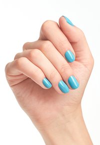 Hand met goed verzorgde nagels die zijn geverfd in een glanzende turquoise kleur. De nagels zijn kort met een ovale vorm en tonen een gladde afwerking.