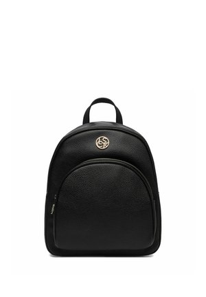 Mochila compacta de cuero negro texturizado con un bolsillo delantero con cremallera y un logo circular dorado en el centro superior.