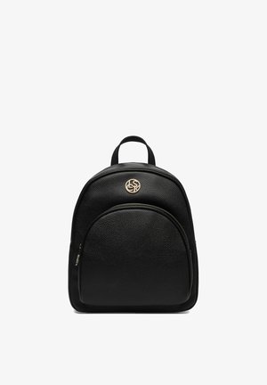 Rucsac compact din piele texturată neagră, cu un buzunar frontal cu fermoar și un logo circular auriu în partea superioară centrală.