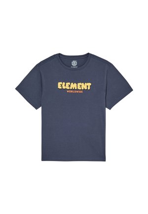 T-shirt blu navy a maniche corte con collo rotondo e testo giallo "ELEMENT" sopra testo arancione più piccolo "WORLDWIDE" sul petto.