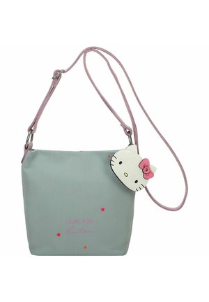 Lichtblauwe stoffen tas met roze accenten, met een Hello Kitty-gezicht als hanger. Inclusief een lange verstelbare schouderband. Kleine roze sterren zijn bedrukt.