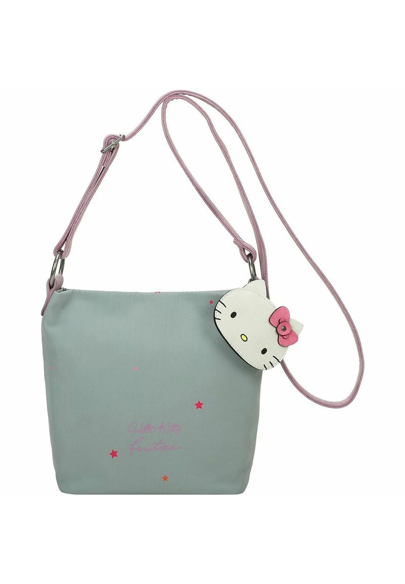 Bolso de tela azul claro con acentos rosas, que presenta una cara de Hello Kitty como un charm. Incluye una larga correa ajustable. Estrellas pequeñas rosas están impresas.