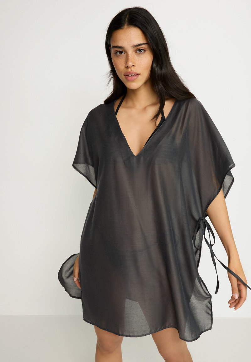 Crna prozirna kaftan haljina s V-izrezom, kratkim rukavima, bočnim vezicama i širokim krojem, izrađena od lagane, poluprozirne tkanine.