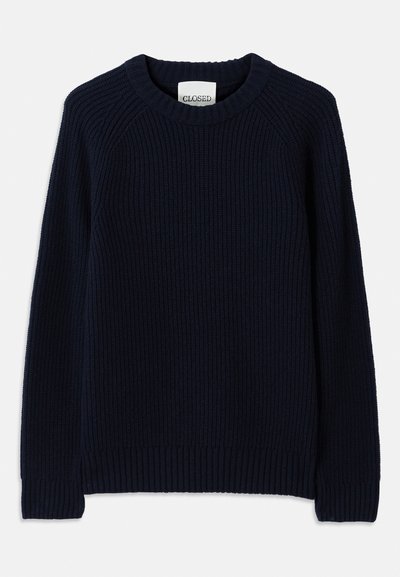 Pulover tricotat cu nervuri de culoare bleumarin, cu gât rotund și mâneci lungi. Prezintă o margine dreaptă și un model texturat pe toată suprafața.