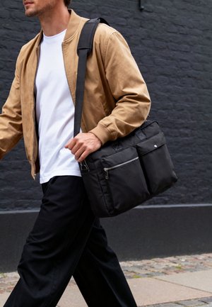 WAYKINS, FAZE - Attachetasker - black