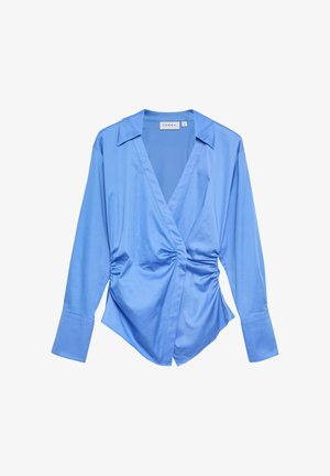 Blaue Wickelbluse mit langen Ärmeln, breiten Manschetten, spitzem Kragen und gerafften Seiten, aus glattem Stoff.