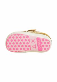 Vista della suola delle sneaker con una suola in gomma rosa caratterizzata da un motivo esagonale, lati bianchi e un logo di marca "SUN68" visibile in rosa.