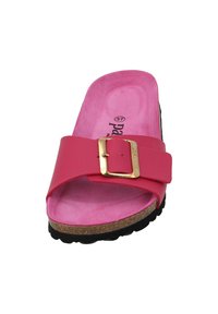 Roze slide sandaal met een brede band, voorzien van een gouden gesp. Kurken voetbed en zwarte rubberen buitenzool met textuur. Zachte roze interieurvoering.