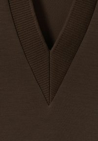 Maglione a V in marrone scuro, con un colletto a coste strutturate. Realizzato in un tessuto liscio ed elastico, offre una vestibilità attillata.