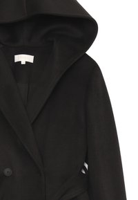 Cappotto in misto lana nero con un ampio cappuccio, chiusura doppiopetto e texture liscia. Presenta due bottoni e una vita con cintura.