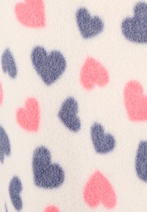 Tessuto in pile con un motivo di cuori rosa e blu navy su sfondo bianco. Texture morbida con disegni di cuori distribuiti uniformemente.