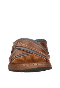 Bruine leren slide-sandalen met blauwe stoffen banden, een gladde platte zool en contrasterende stiksels. Zachte suède voetbed voor comfort.