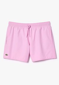 Lys rosa badeshorts med elastisk midje, snor og sidelommer. Har en liten grønn Lacoste-logo på kanten.